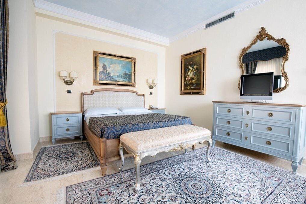 suite | 1 bedroom, minibar, in-room safe, desk