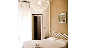 Een kluis op de kamer, individueel gedecoreerd, een bureau, gratis wifi