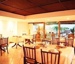 Café da manhã com buffet grátis todos os dias