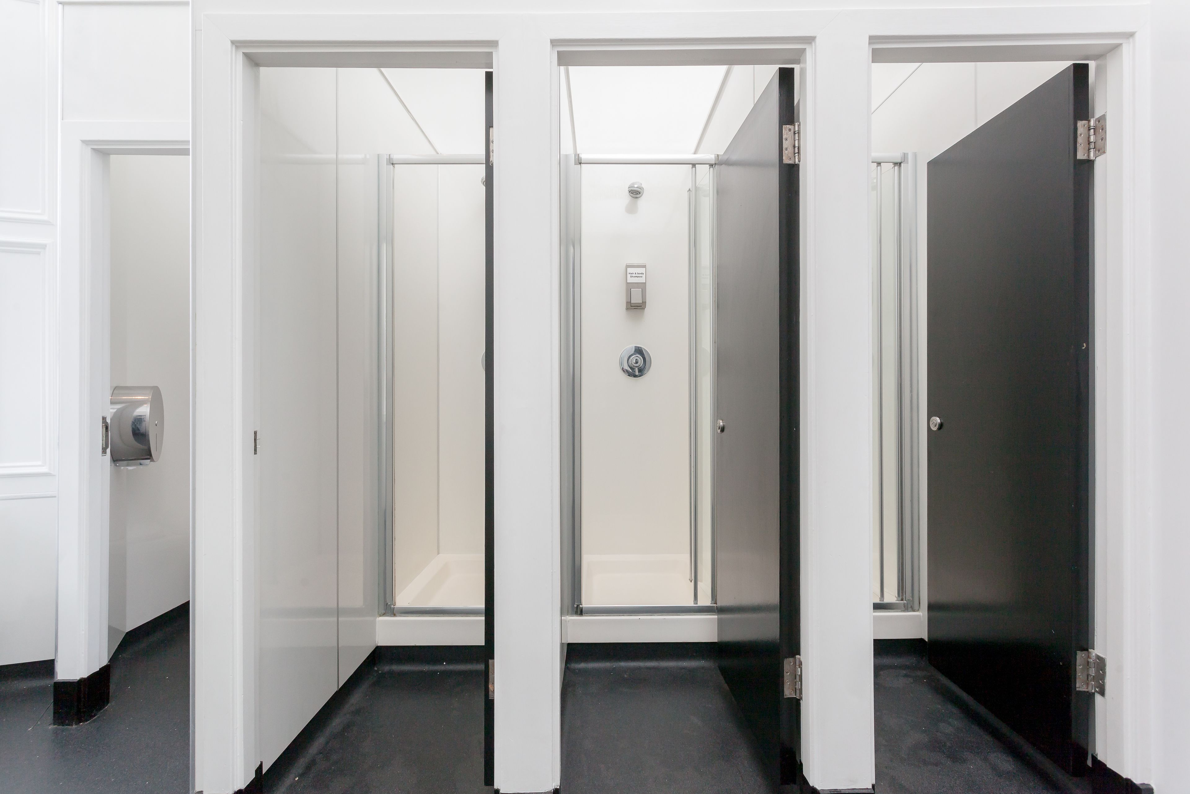 18 Bed Mixed Dorm with Shared Bathroom – Room 2 | Bathroom | Free toiletries, hair dryer, soap, shampoo