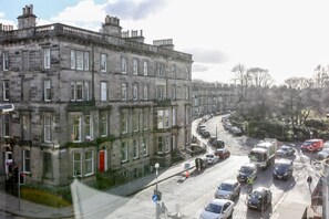 遮光窗帘、熨斗/熨板、免费 WiFi、床单