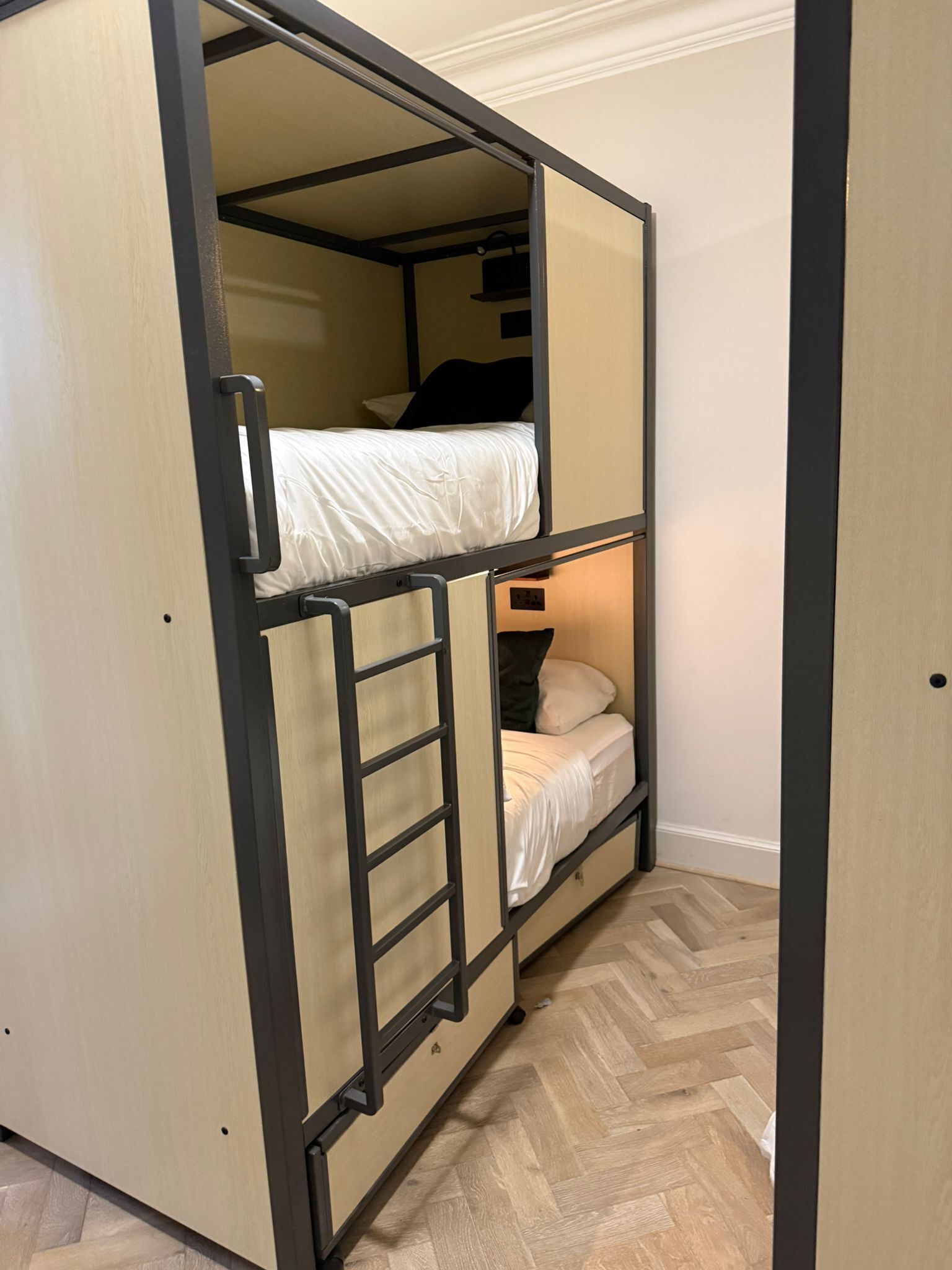 Premium-yhteismajoitus | Pimennysverhot, silitysrauta/-lauta, ilmainen Wi-Fi, vuodevaatteet