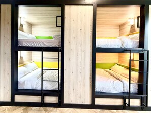 Design Shared Dorm Couple Friendly | Pimennysverhot, silitysrauta/-lauta, ilmainen Wi-Fi, vuodevaatteet