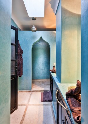 Deluxe-Doppelzimmer | Badezimmer | Dusche, kostenlose Toilettenartikel, Haartrockner, Bademäntel