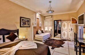 A hotel room with a bed, a desk, a chair, a television, and a wardrobe. - Riad Al Boraq (Marrakech)