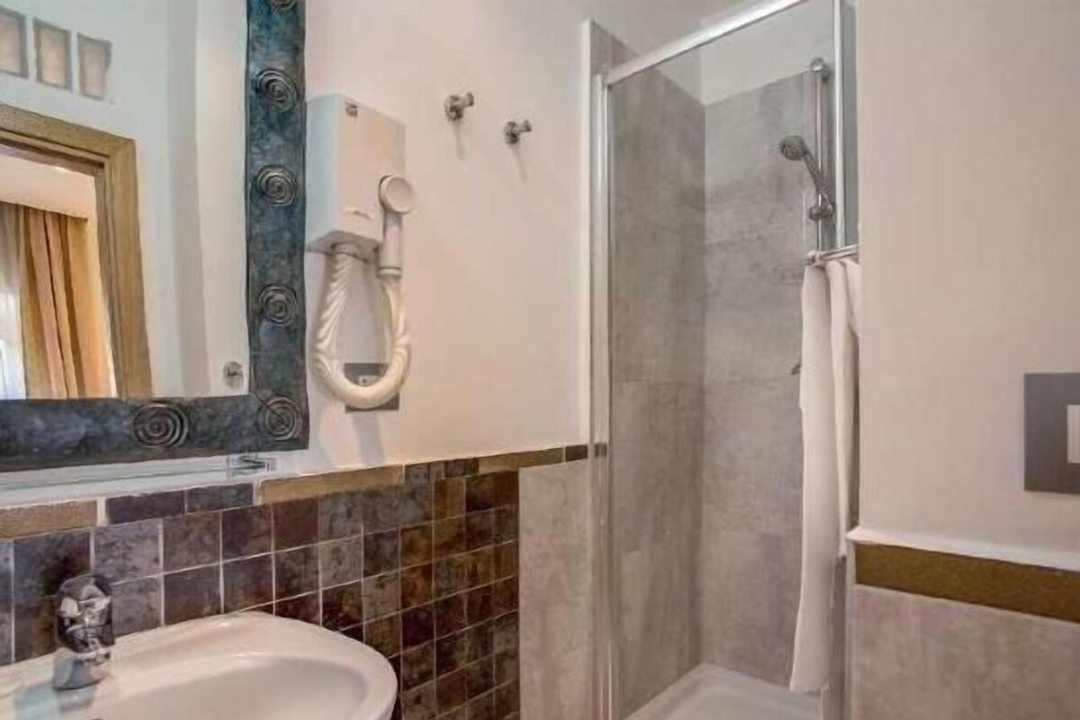 Kamar mandi | Shower, perlengkapan mandi gratis, pengering rambut, dan handuk