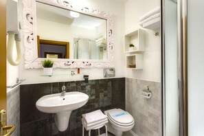 Shower, free toiletries, hair dryer, towels - Hotel Marcantonio Rome (Rome)