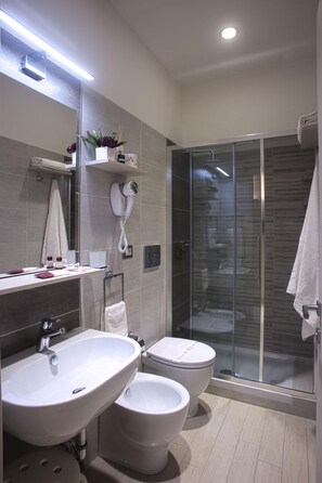 Douche, articles de toilette gratuits, sèche-cheveux