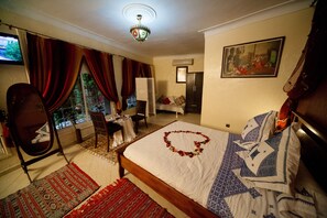 Ropa de cama de alta calidad y caja de seguridad en la habitación 