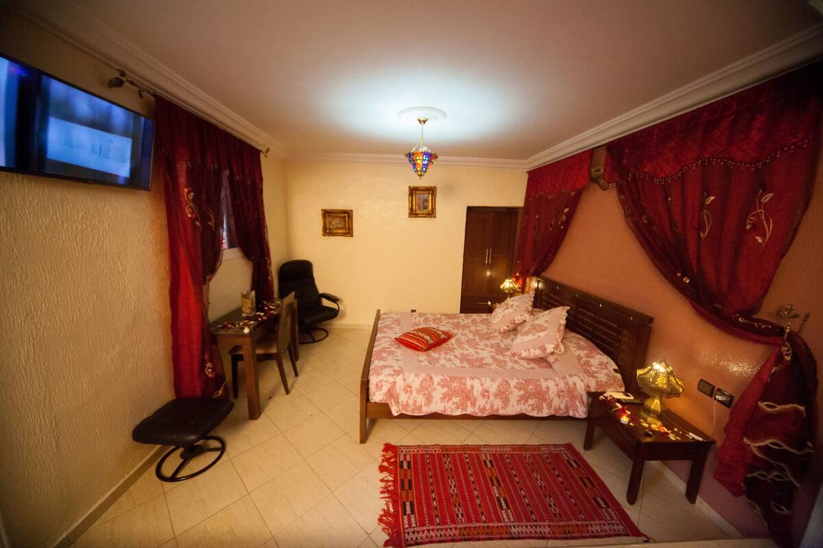 Ropa de cama de alta calidad y caja de seguridad en la habitación
