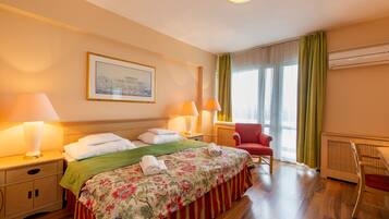 Chambre Double Standard, balcon | Coffres-forts dans les chambres, bureau, rideaux occultants