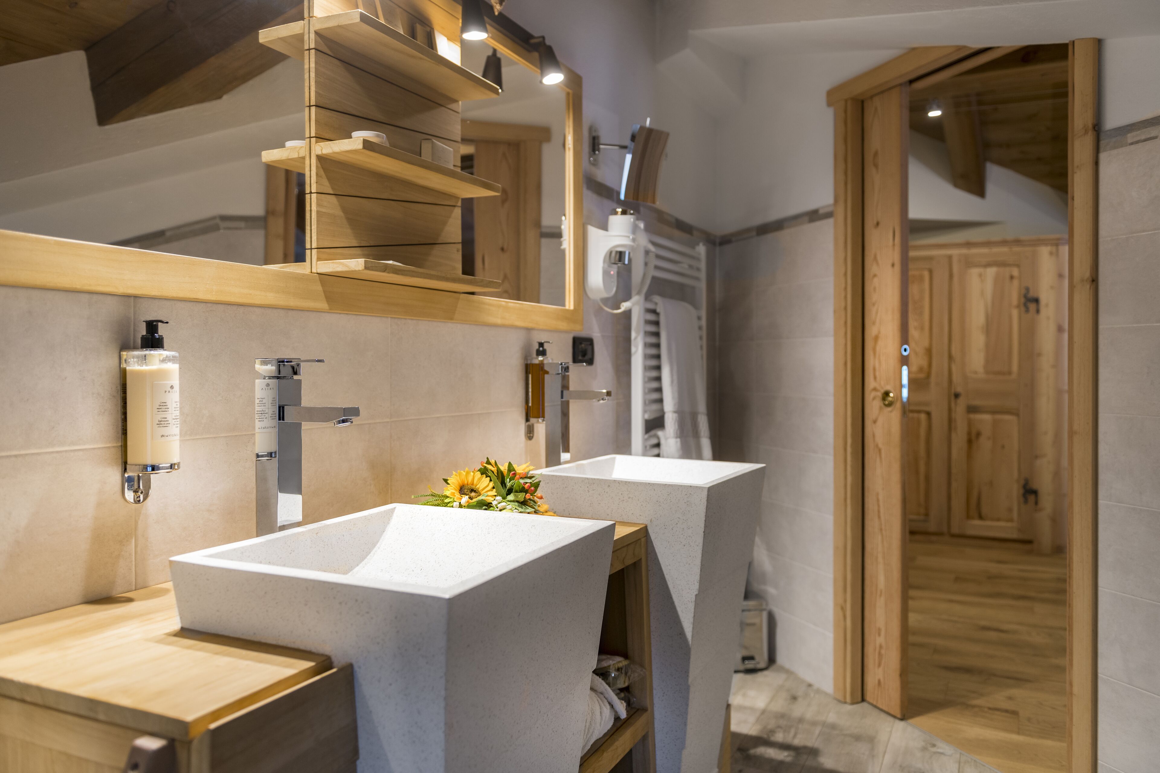 exclusive suite, balcony | bathroom | free toiletries, hair dryer, bidet, towels