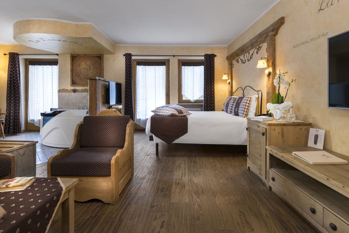 exclusive suite, balcony | hypo-allergenic bedding, down duvets, in-room safe