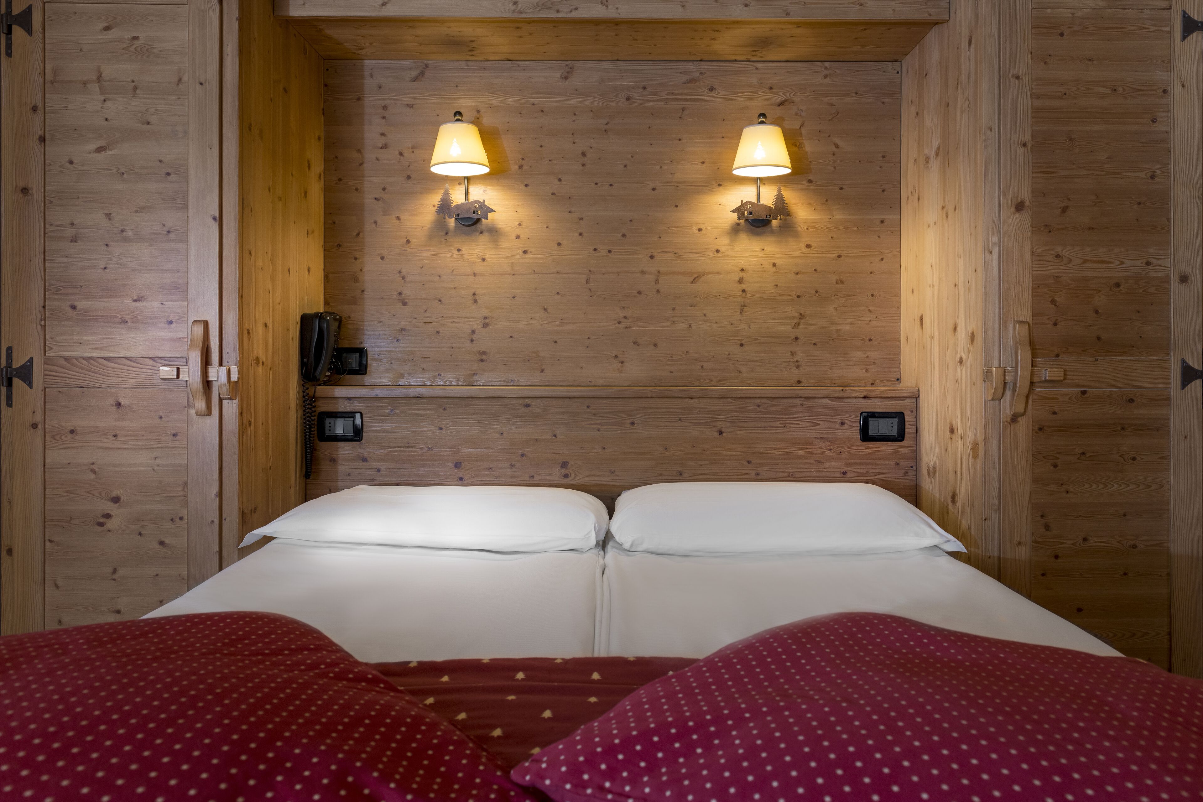 single room, 1 large single bed | hypo-allergenic bedding, down duvets, in-room safe