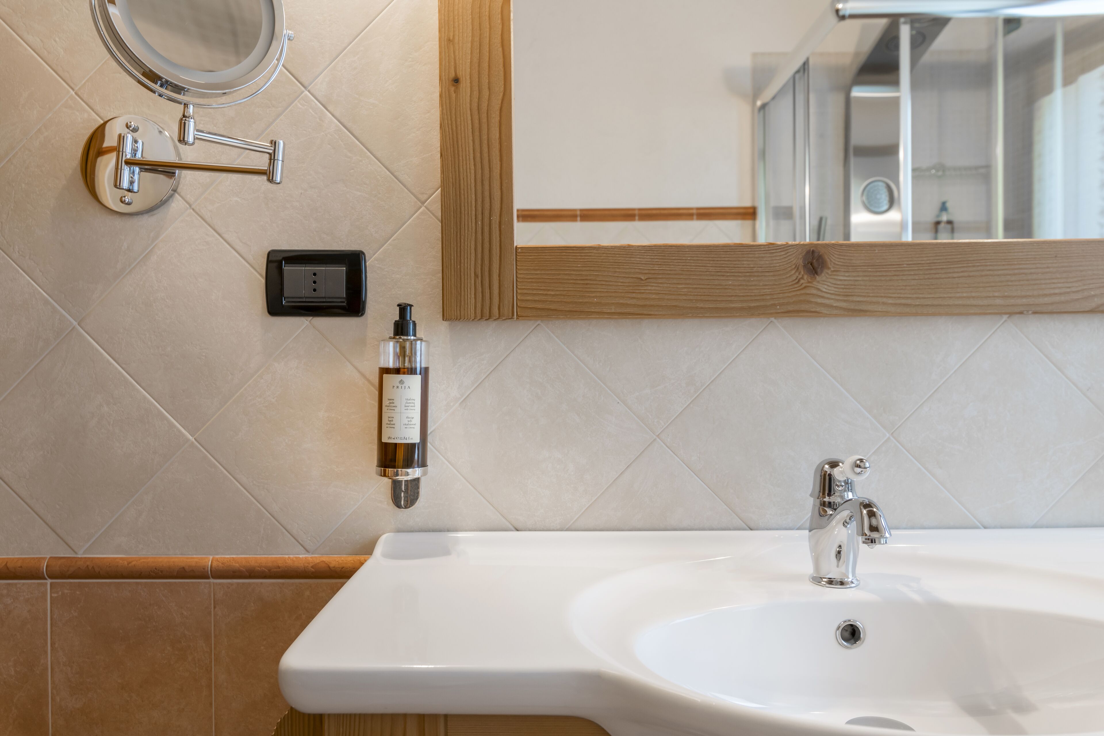 single room, 1 large single bed | hypo-allergenic bedding, down duvets, in-room safe