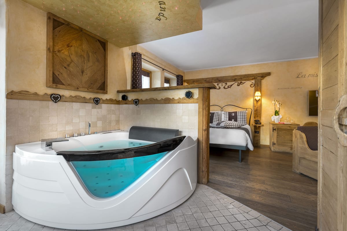 exclusive suite, balcony | hypo-allergenic bedding, down duvets, in-room safe