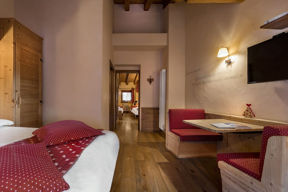 junior suite, balcony | hypo-allergenic bedding, down duvets, in-room safe