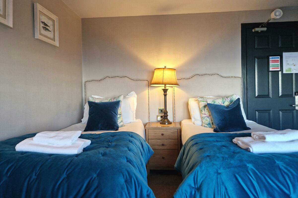 Classic Twin Room | Hypo-allergenic bedding available, desk, travel crib, WiFi (free)