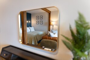 Ropa de cama hipoalergénica, muebles diferentes y escritorio 
