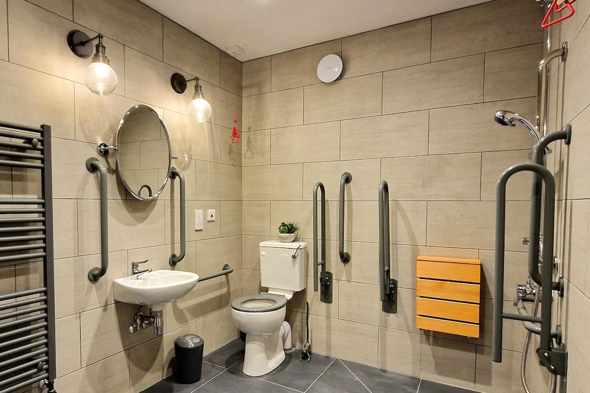 Kostenlose Toilettenartikel, Haartrockner, Handtücher, Seife