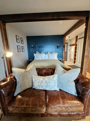 Cuillin Studio | Living area | 40-inch flat-screen TV with digital channels - West Highland Hotel (Mallaig)