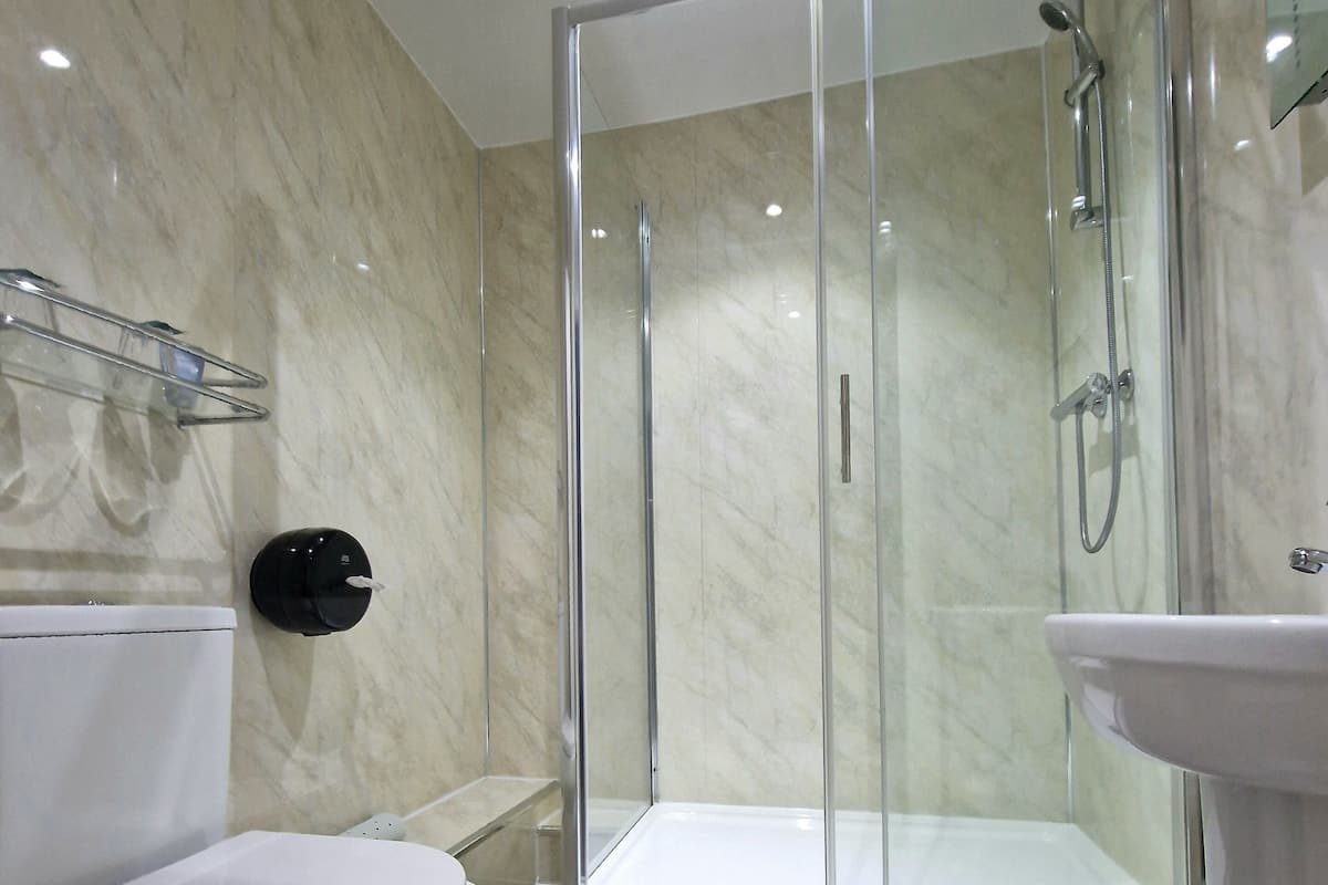 Classic-Zweibettzimmer | Badezimmer | Kostenlose Toilettenartikel, Haartrockner, Handtücher, Seife