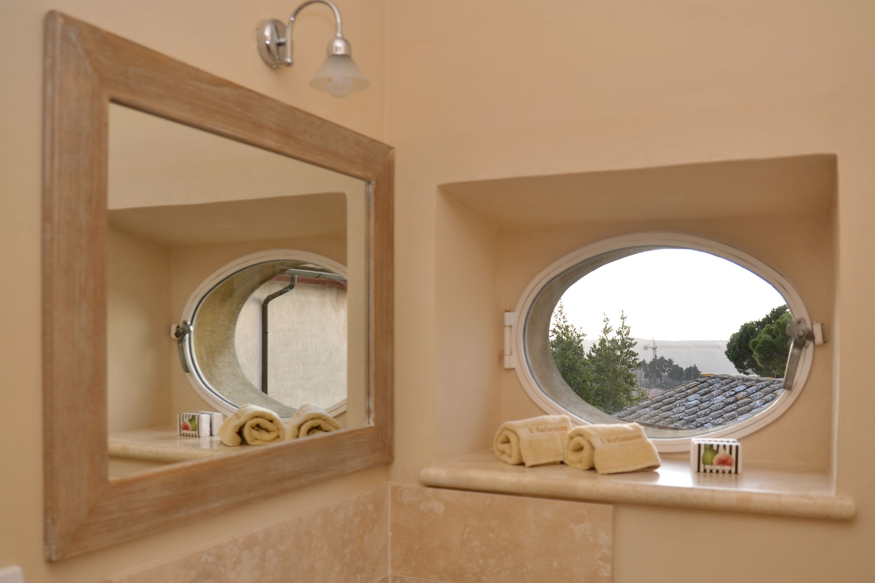 Rom – standard | Bad | Dusj, toalettartikler (inkludert), hårføner og bidé