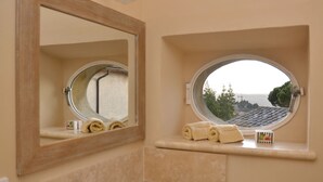 스탠다드룸 | 욕실 | 샤워 시설, 무료 세면용품, 헤어드라이어, 비데