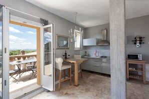 Apartamento estándar, balcón | Zona de estar | Televisión de 19 pulgadas con canales digitales