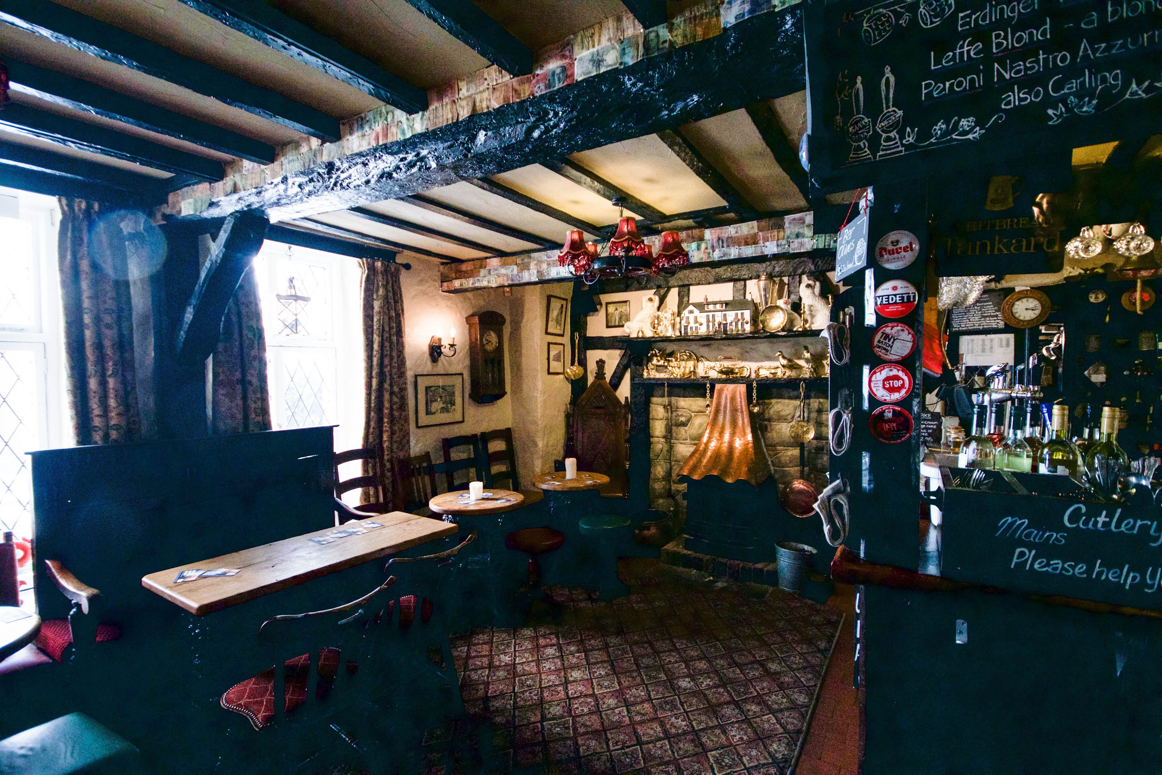 2 bars/lounges