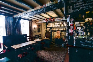 2 bars/lounges - Black Boy Inn (Caernarfon)