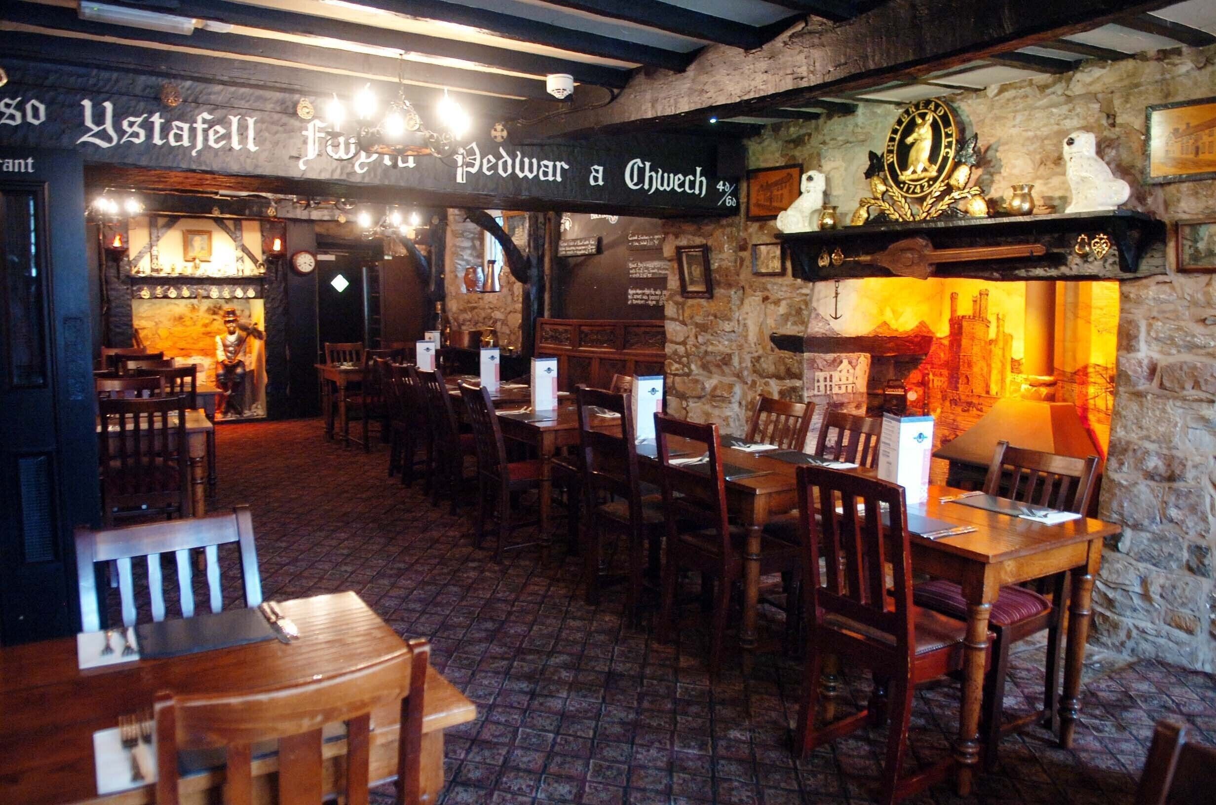 2 restaurants, breakfast, lunch, dinner served; British cuisine