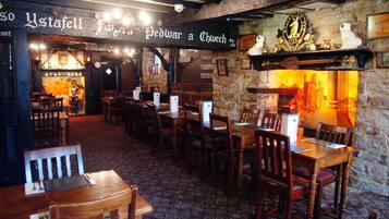 2 restaurants, breakfast, lunch, dinner served; British cuisine