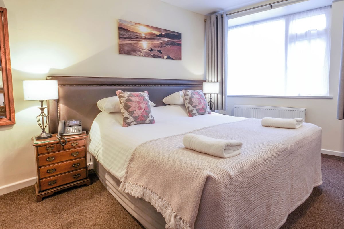 Ty Dre Easy Access Suite Double | 1 slaapkamer, luxe beddengoed, individueel gedecoreerd