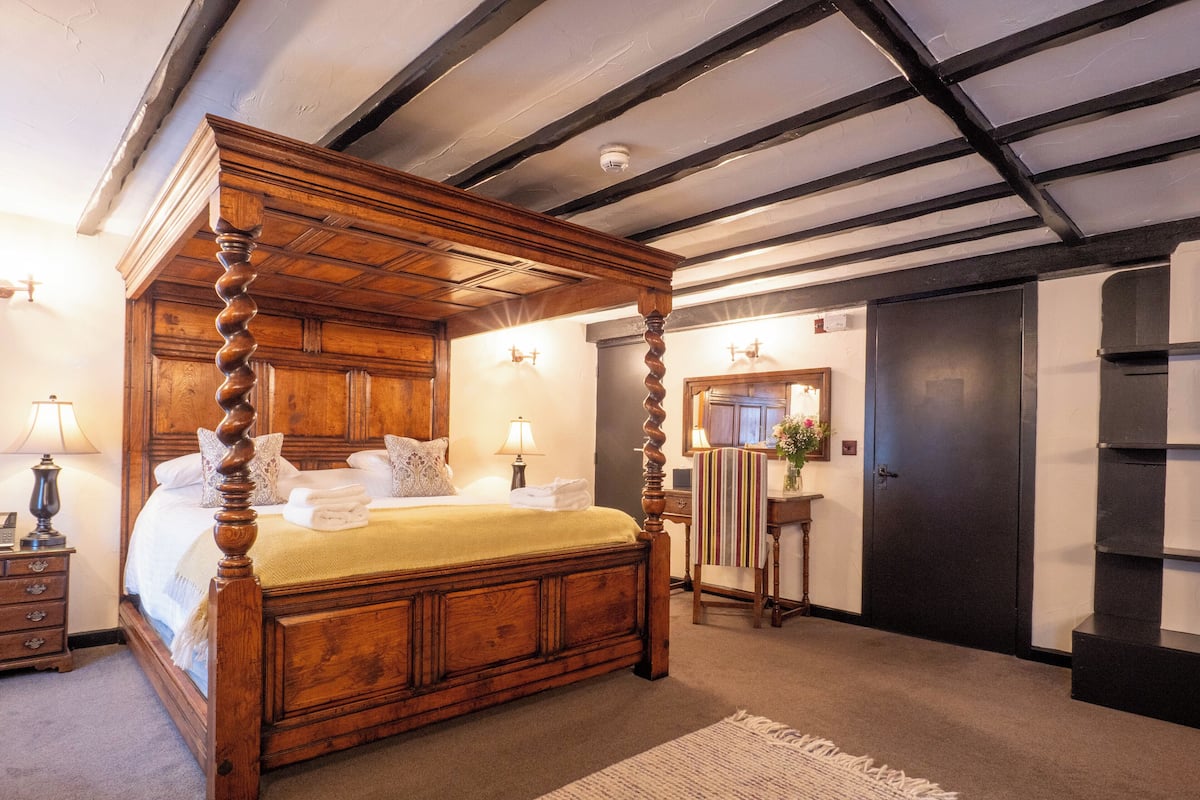 Black Boy Inn Four Poster