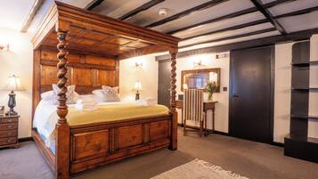 Black Boy Inn Four Poster | Premium-sengetøj, individuelt design, individuel indretning, skrivebord