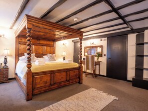 Black Boy Inn Four Poster | Premium bedding, individually decorated, individually furnished, desk - Black Boy Inn (Caernarfon)