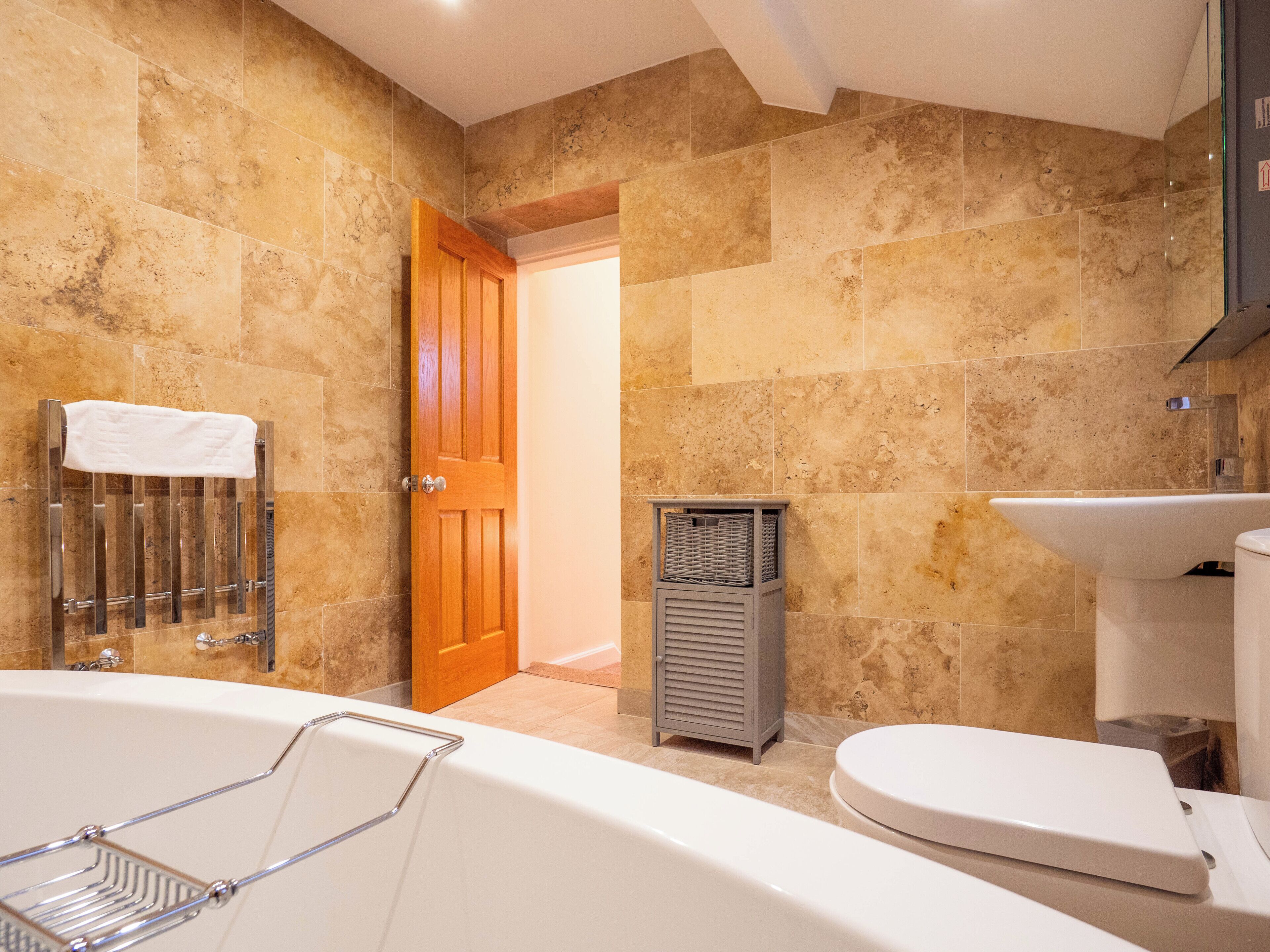 Un baño con bañera, inodoro y lavamanos.