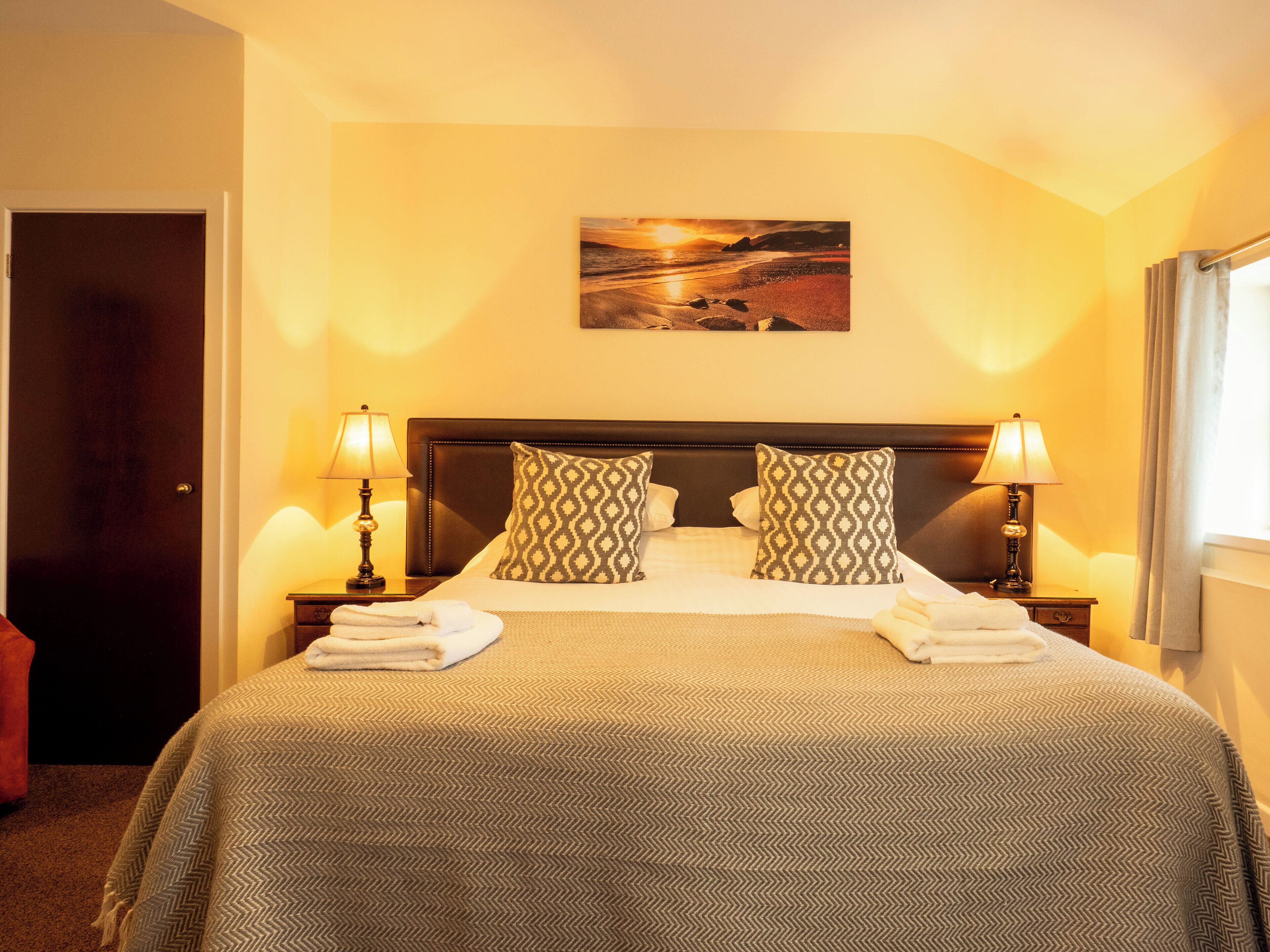 Ty Dre Double | Premium bedding, individually decorated, individually furnished, desk