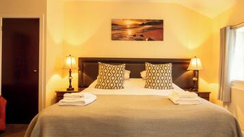 Ty Dre Double | Premium bedding, individually decorated, individually furnished, desk