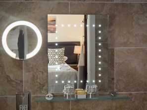 Ty Dre Suite Double | Badezimmer | Kostenlose Toilettenartikel, Haartrockner, Handtücher, Seife