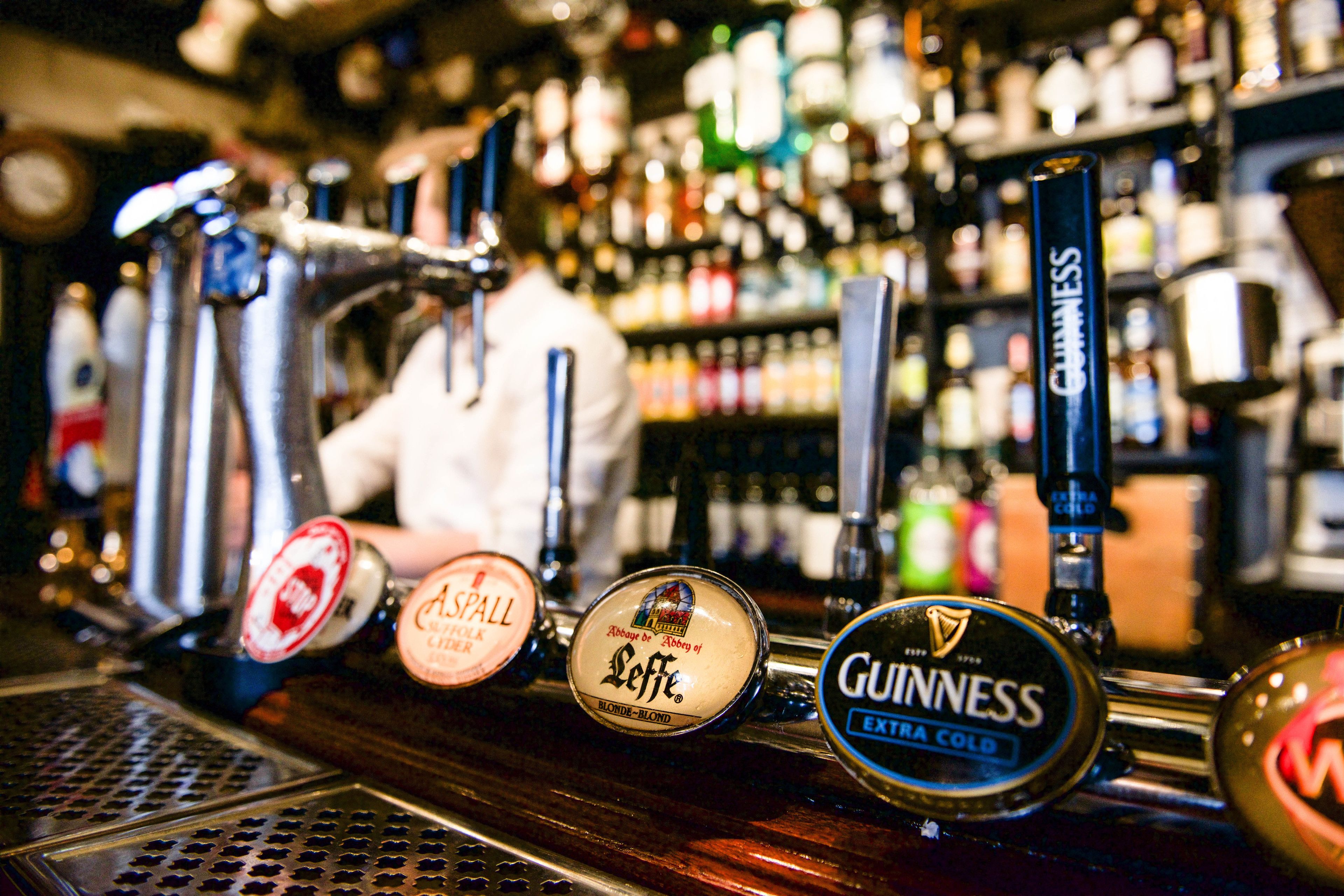 Un bar con varias griferías, incluyendo marcas como Guinness y Spall.