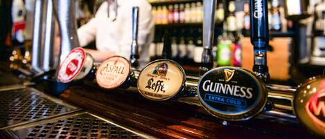 Un bar con varias griferías, incluyendo marcas como Guinness y Spall.