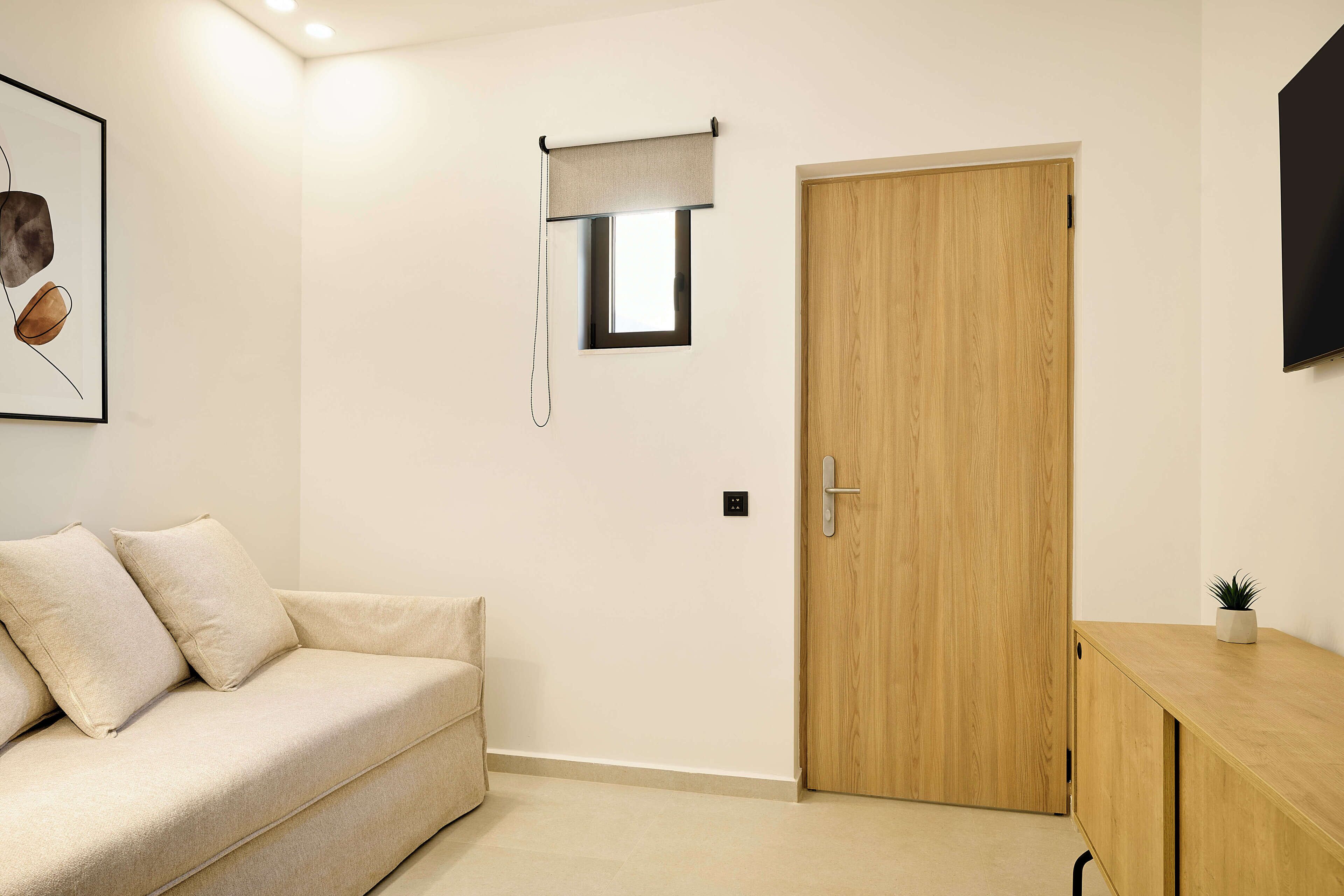 1 bedroom, individually decorated, individually furnished, desk