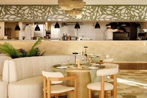 3 restaurants servant le petit déjeuner, le déjeuner et le dîner