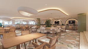 3 restaurants, serveren ontbijt