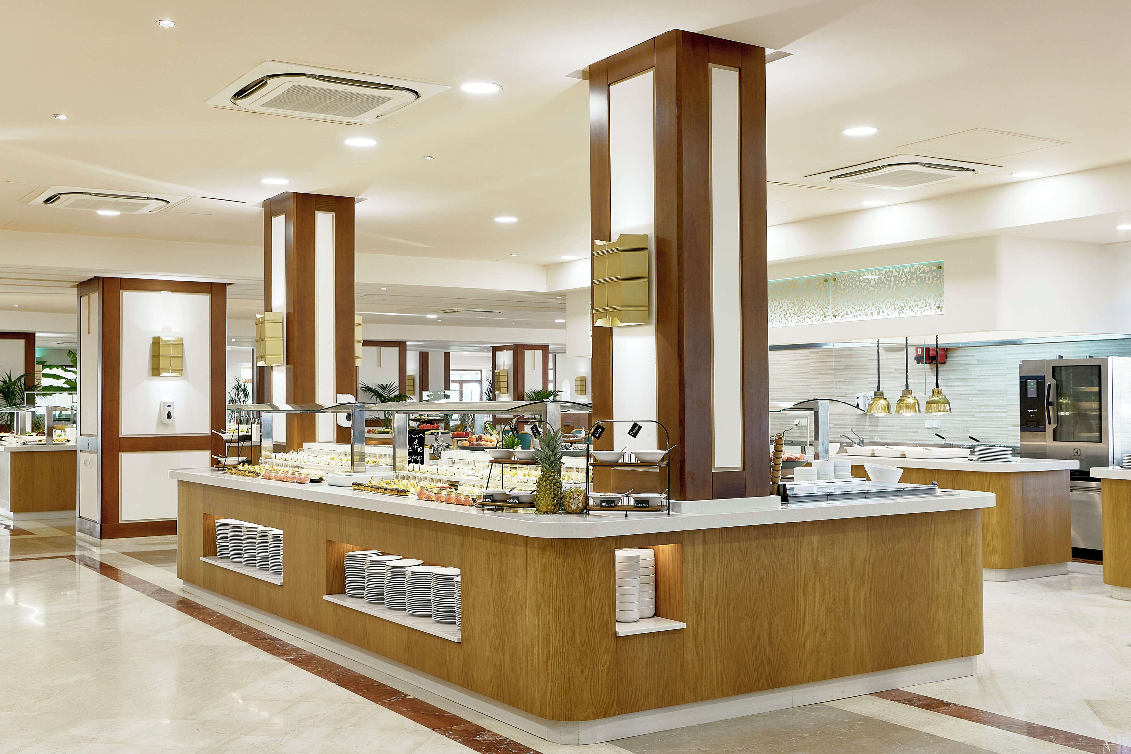 3 restaurants, breakfast served