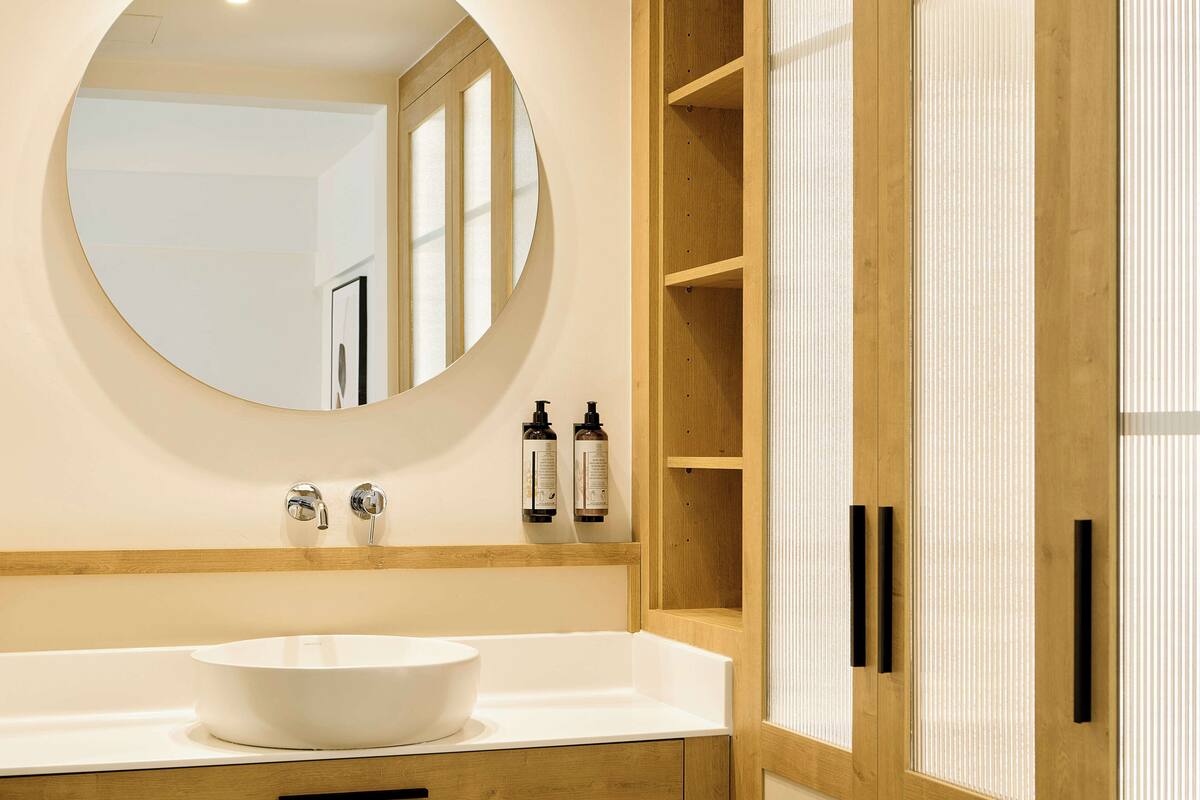 eco-friendly toiletries, hair dryer, towels