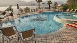 Seasonal outdoor pool, open 9 AM to 7 PM, pool umbrellas, pool loungers - Hotel Firenze (Brenzone sul Garda)