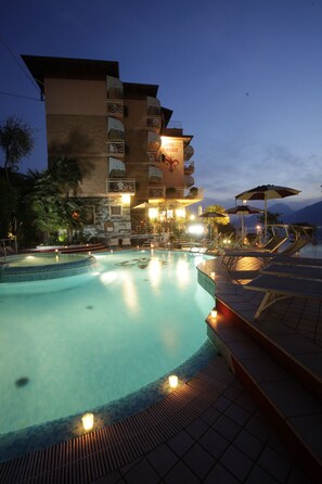 Seasonal outdoor pool, open 9 AM to 7 PM, pool umbrellas, pool loungers - Hotel Firenze (Brenzone sul Garda)